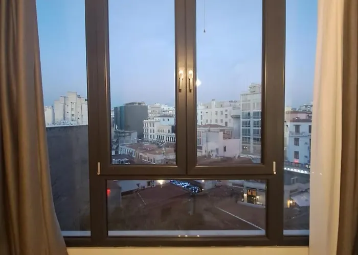 Ellis Apartment
